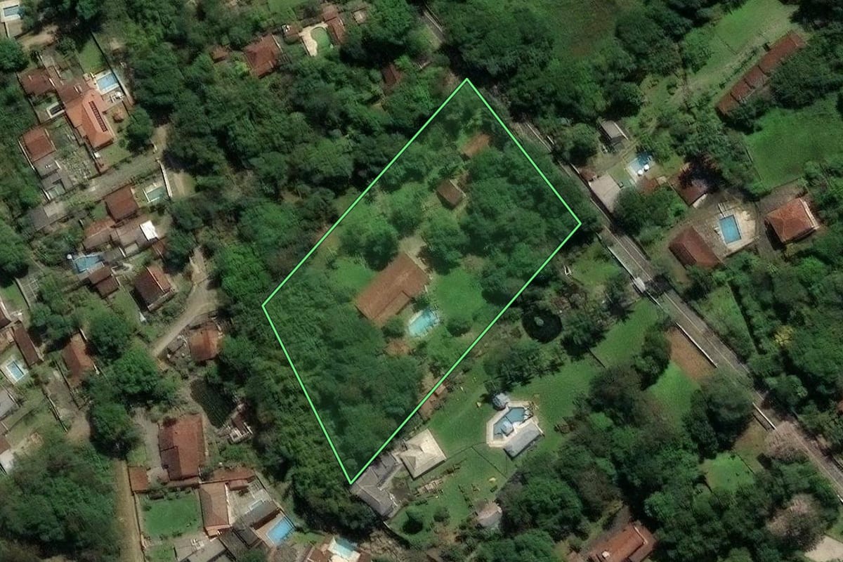 Imagem de satélite do imóvel rural em Guapimirim (RJ), com o contorno declarado no CAR desenhado por cima.