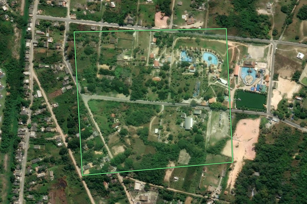 Imagem de satélite do imóvel rural em Guapimirim (RJ), com o contorno declarado no CAR desenhado por cima.