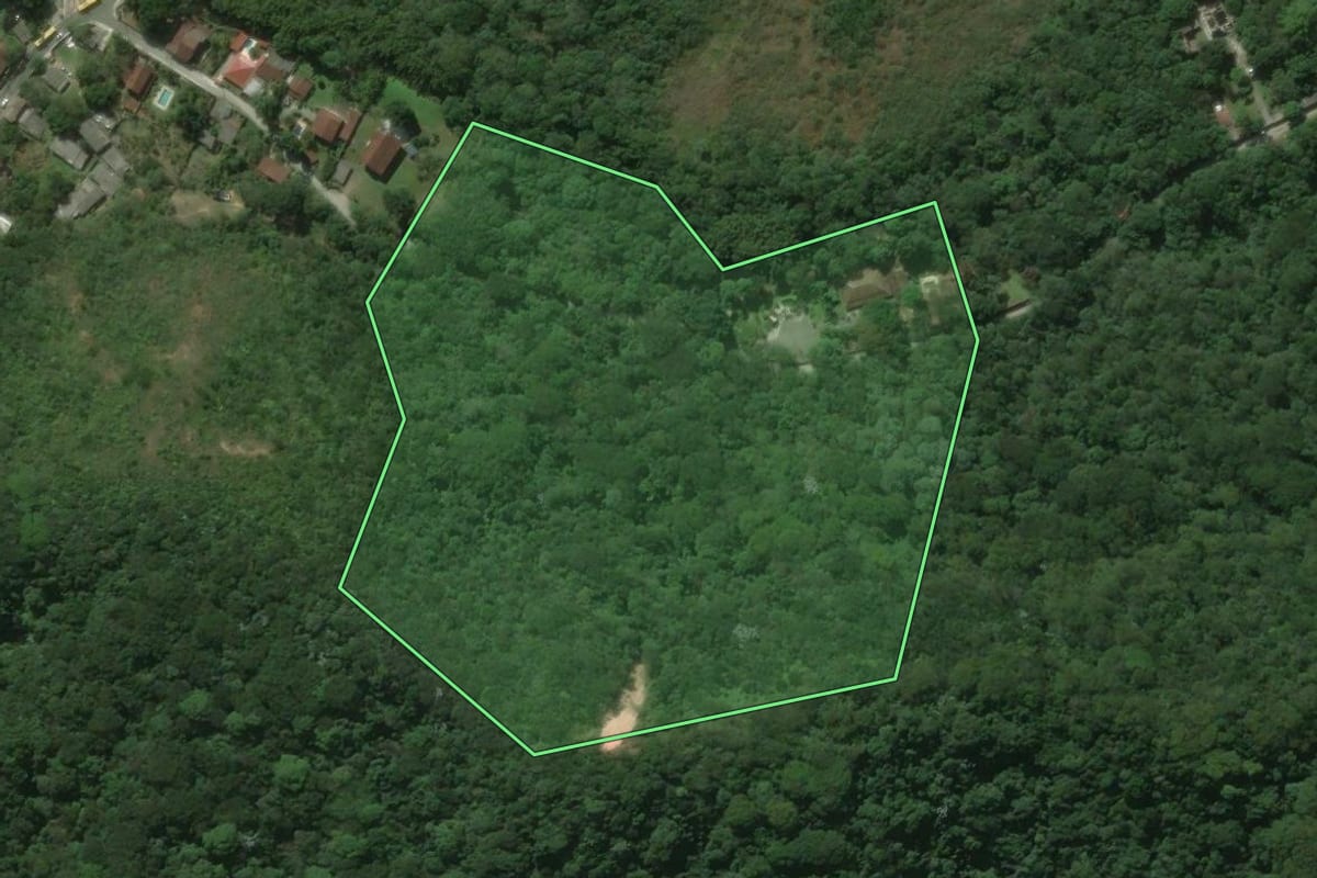 Imagem de satélite do imóvel rural em Guapimirim (RJ), com o contorno declarado no CAR desenhado por cima.