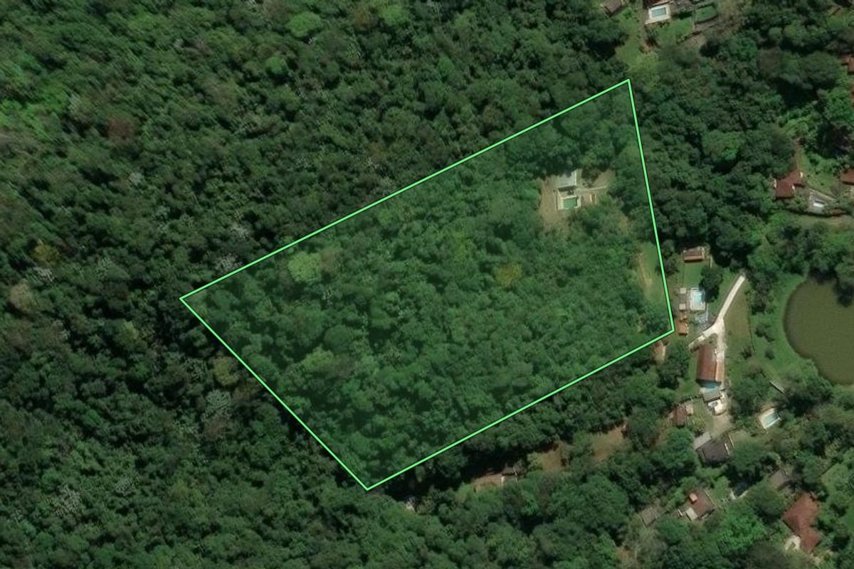 Imagem de satélite do imóvel rural em Guapimirim (RJ), com o contorno declarado no CAR desenhado por cima.