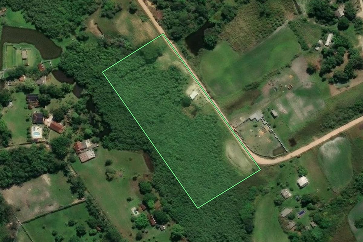 Imagem de satélite do imóvel rural em Guapimirim (RJ), com o contorno declarado no CAR desenhado por cima.