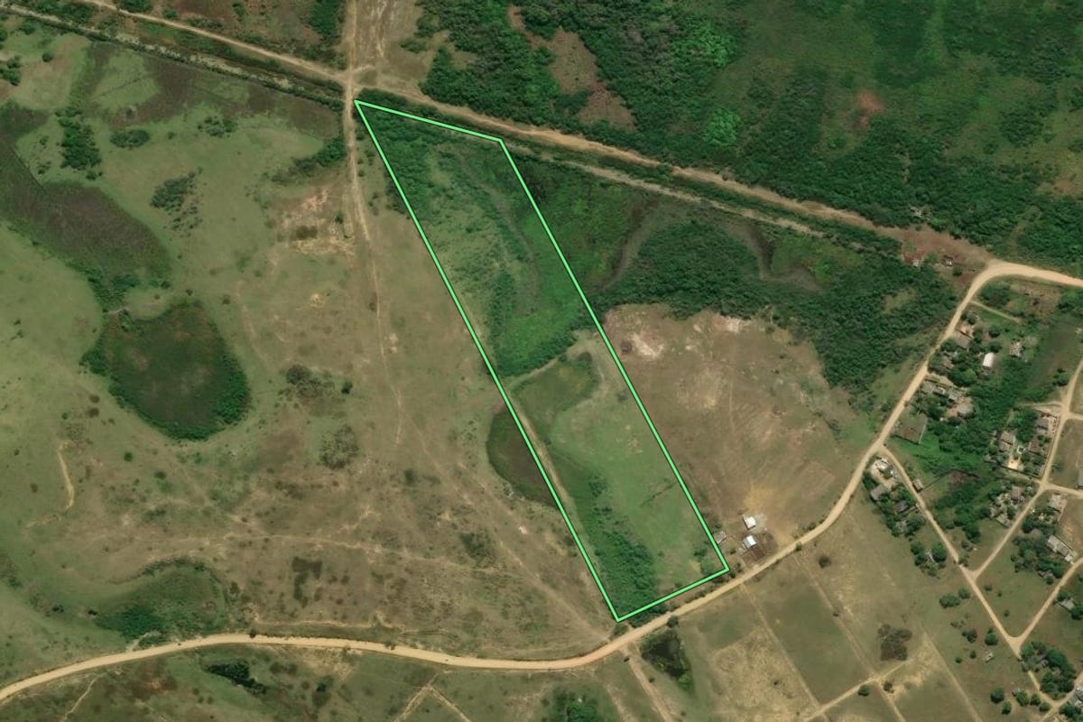 Imagem de satélite do imóvel rural em Itaboraí (RJ), com o contorno declarado no CAR desenhado por cima.