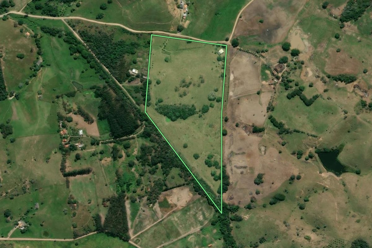 Imagem de satélite do imóvel rural em Itaboraí (RJ), com o contorno declarado no CAR desenhado por cima.
