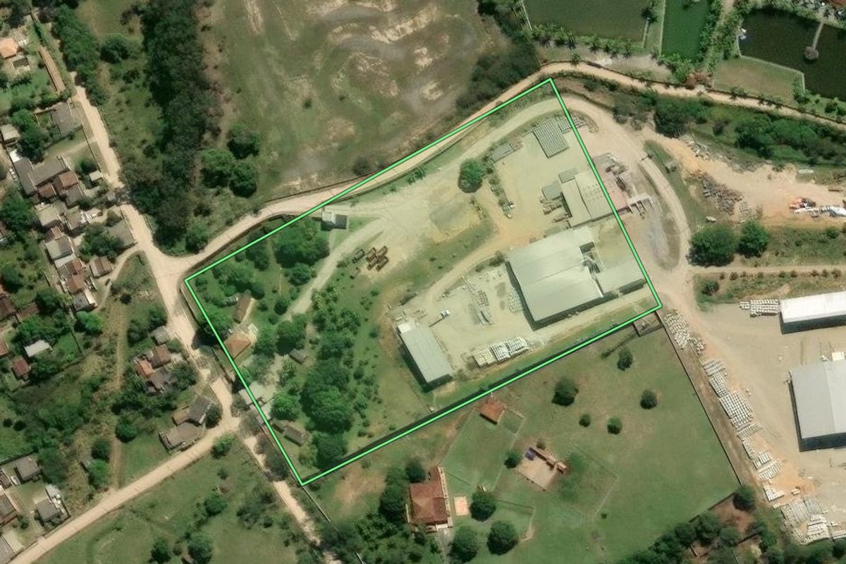 Imagem de satélite do imóvel rural em Itaboraí (RJ), com o contorno declarado no CAR desenhado por cima.