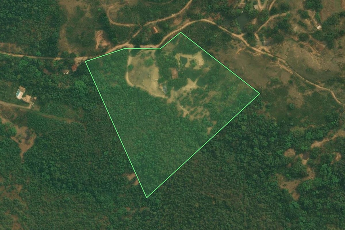 Imagem de satélite do imóvel rural em Itaboraí (RJ), com o contorno declarado no CAR desenhado por cima.