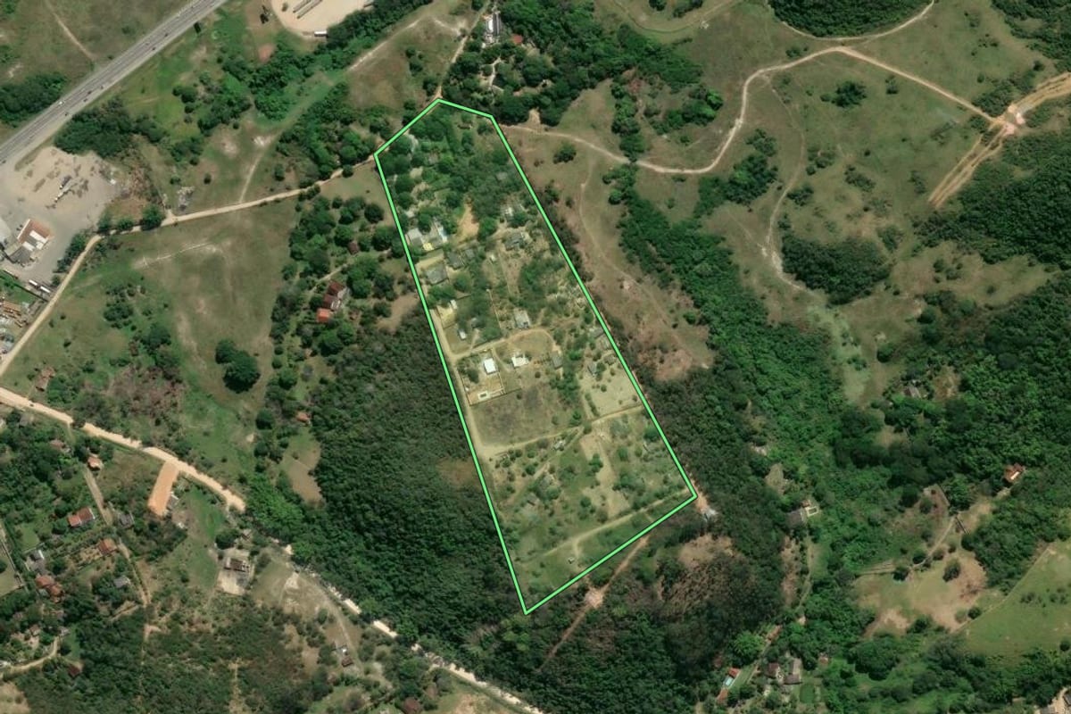 Imagem de satélite do imóvel rural em Itaboraí (RJ), com o contorno declarado no CAR desenhado por cima.