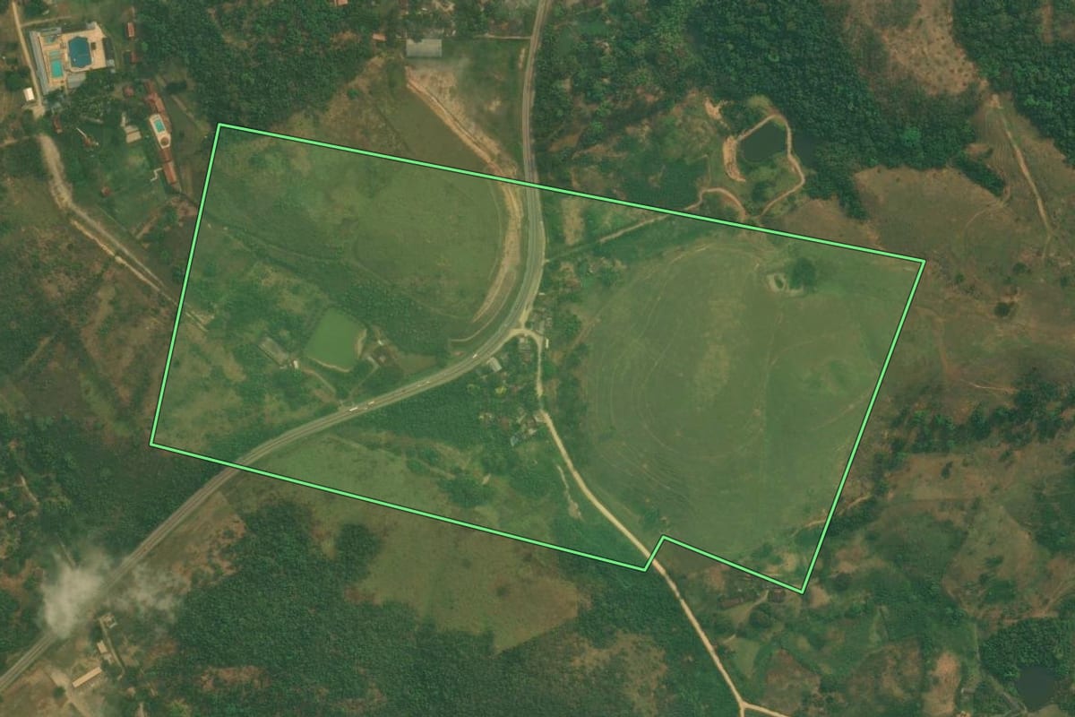 Imagem de satélite do imóvel rural em Itaboraí (RJ), com o contorno declarado no CAR desenhado por cima.