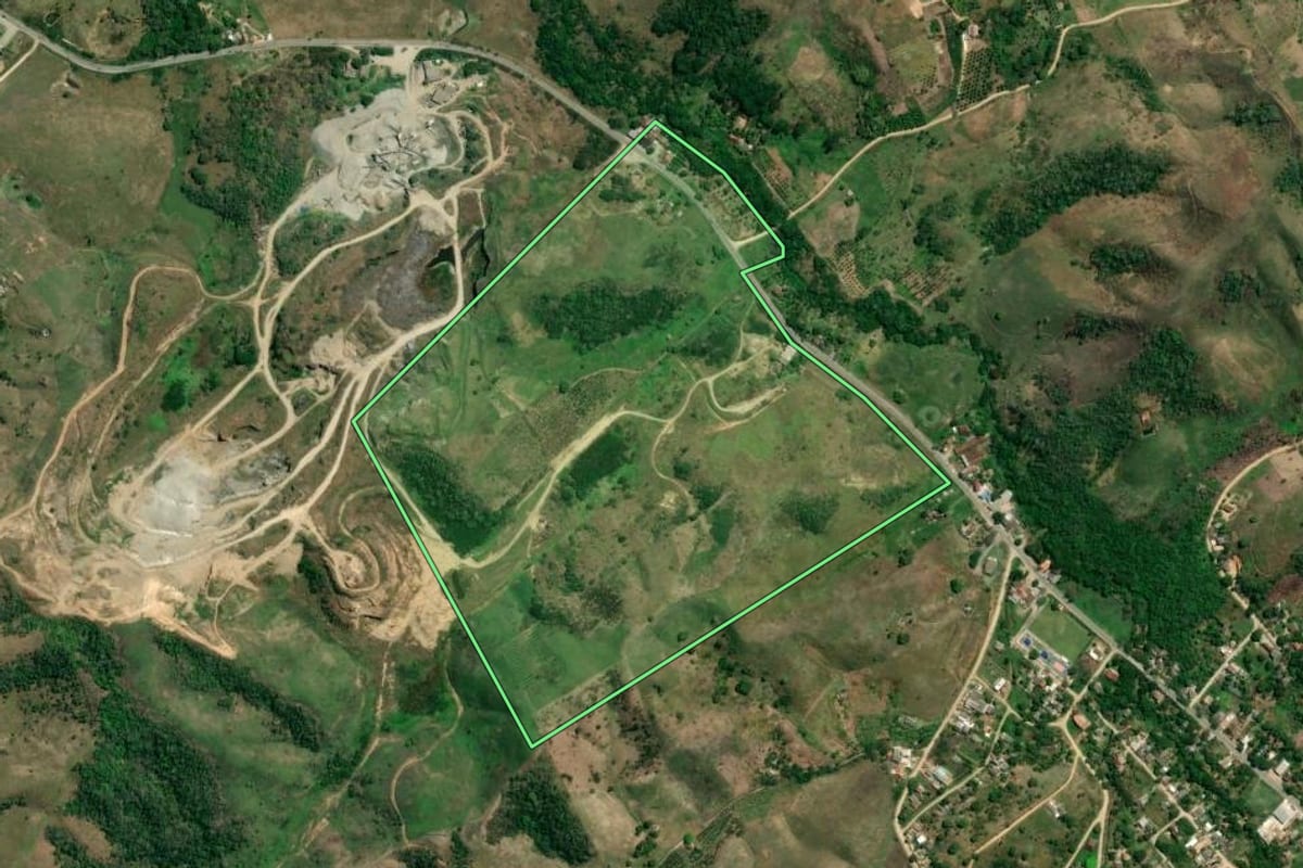 Imagem de satélite do imóvel rural em Itaboraí (RJ), com o contorno declarado no CAR desenhado por cima.
