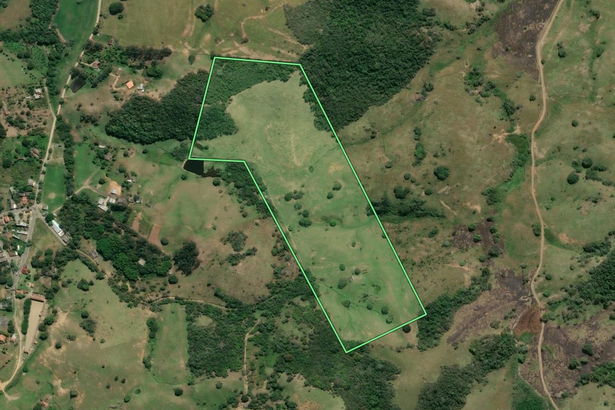 Imagem de satélite do imóvel rural em Itaboraí (RJ), com o contorno declarado no CAR desenhado por cima.