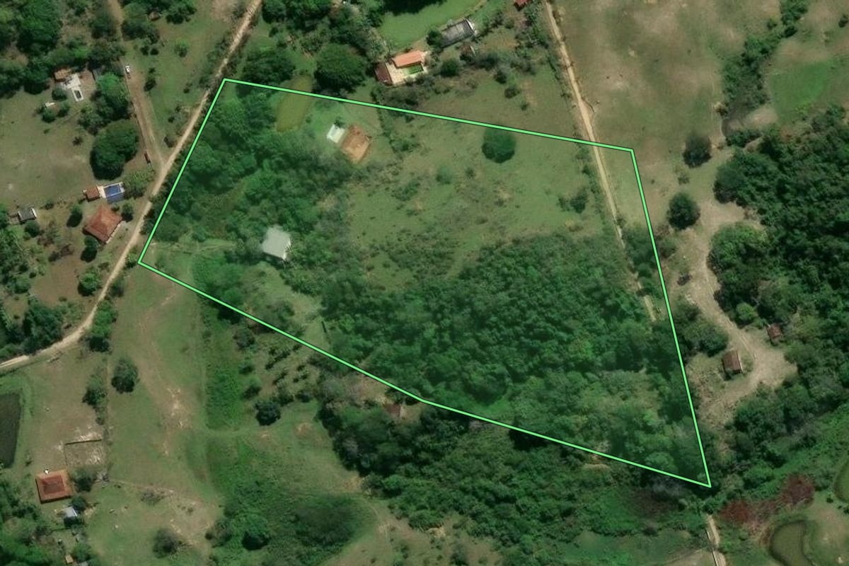 Imagem de satélite do imóvel rural em Itaboraí (RJ), com o contorno declarado no CAR desenhado por cima.