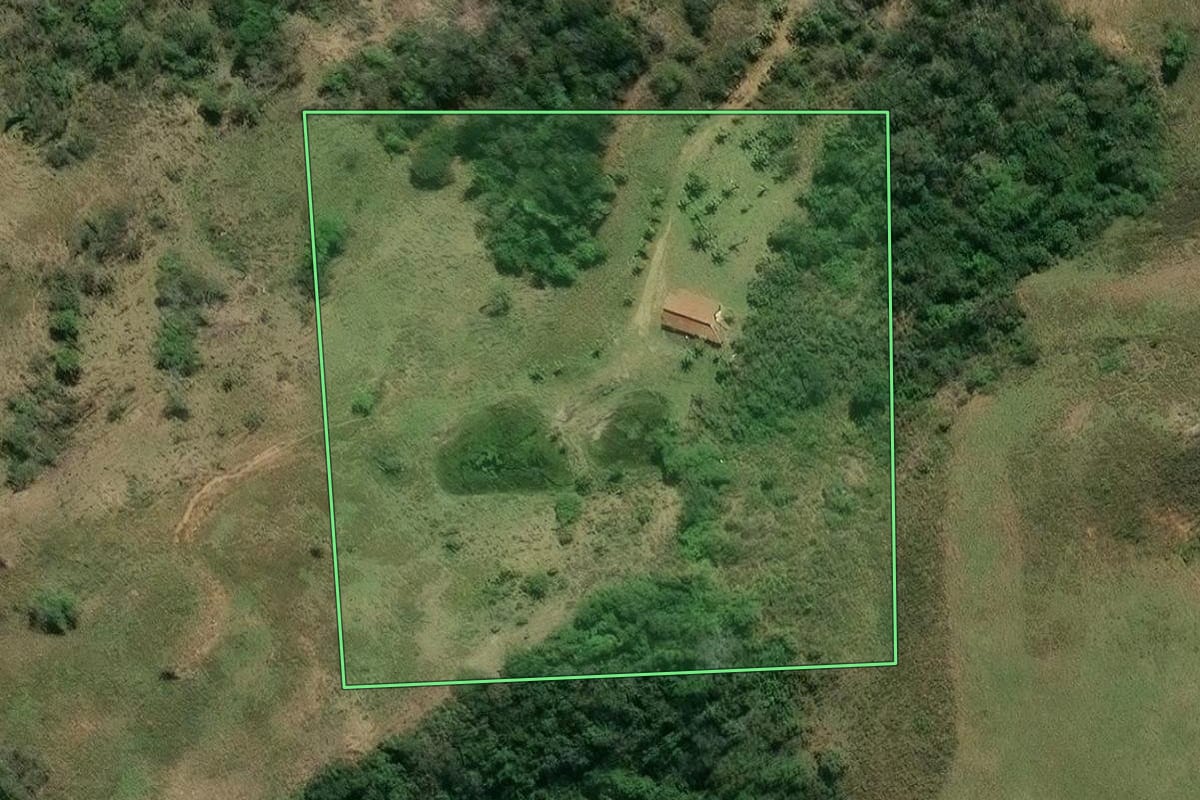 Imagem de satélite do imóvel rural em Itaboraí (RJ), com o contorno declarado no CAR desenhado por cima.