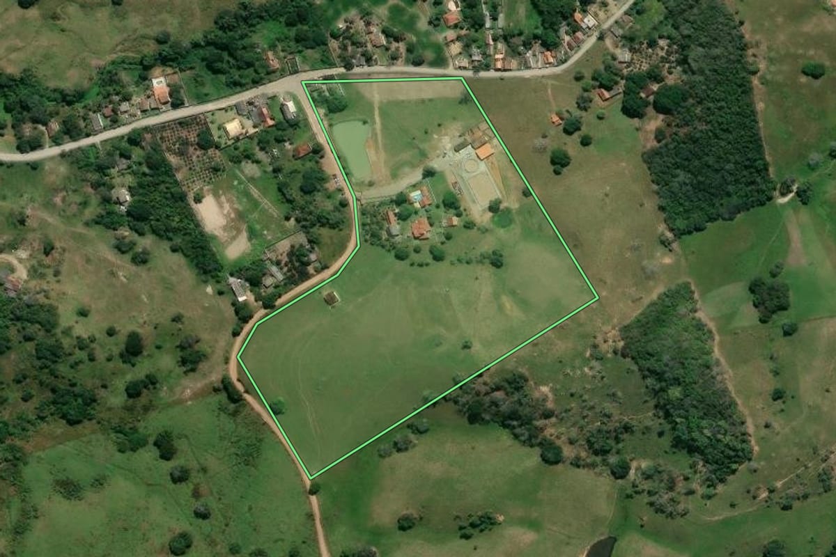 Imagem de satélite do imóvel rural em Itaboraí (RJ), com o contorno declarado no CAR desenhado por cima.