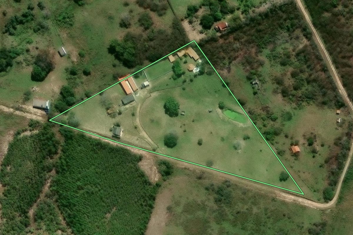 Imagem de satélite do imóvel rural em Itaboraí (RJ), com o contorno declarado no CAR desenhado por cima.
