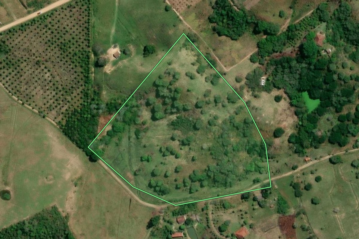 Imagem de satélite do imóvel rural em Itaboraí (RJ), com o contorno declarado no CAR desenhado por cima.