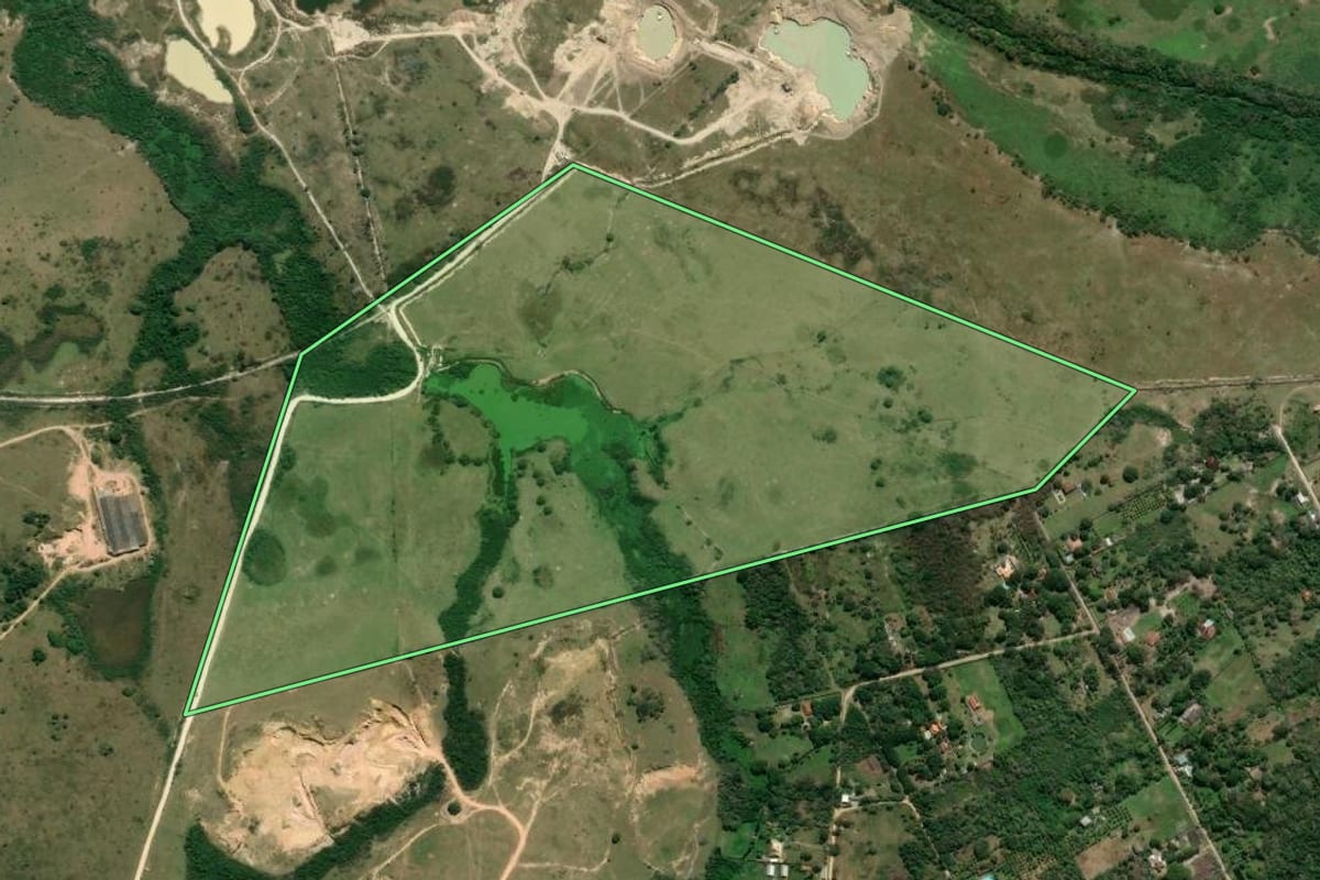 Imagem de satélite do imóvel rural em Itaboraí (RJ), com o contorno declarado no CAR desenhado por cima.
