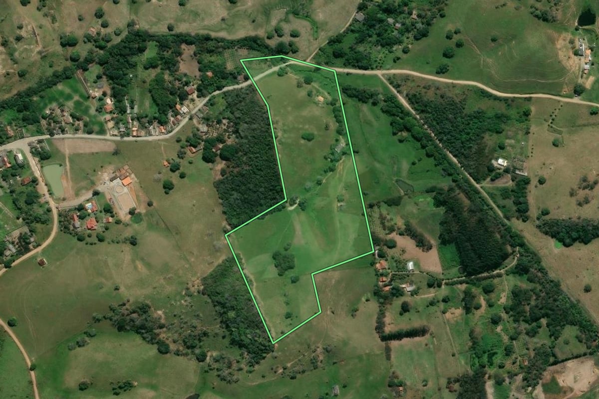 Imagem de satélite do imóvel rural em Itaboraí (RJ), com o contorno declarado no CAR desenhado por cima.