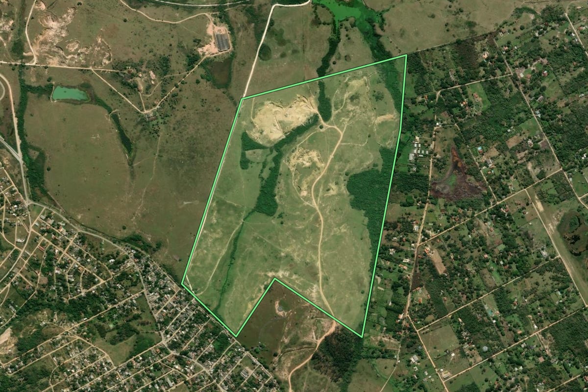 Imagem de satélite do imóvel rural em Itaboraí (RJ), com o contorno declarado no CAR desenhado por cima.