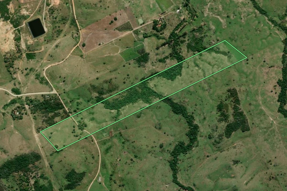 Imagem de satélite do imóvel rural em Itaboraí (RJ), com o contorno declarado no CAR desenhado por cima.