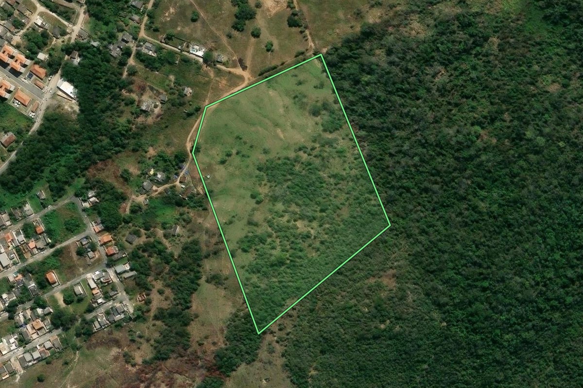 Imagem de satélite do imóvel rural em Itaboraí (RJ), com o contorno declarado no CAR desenhado por cima.