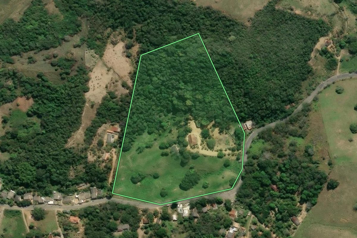 Imagem de satélite do imóvel rural em Itaboraí (RJ), com o contorno declarado no CAR desenhado por cima.