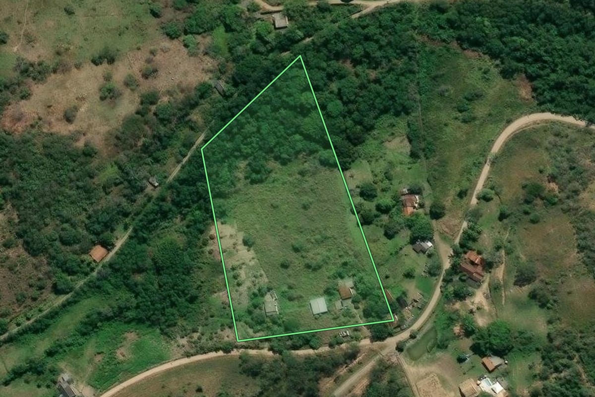 Imagem de satélite do imóvel rural em Itaboraí (RJ), com o contorno declarado no CAR desenhado por cima.