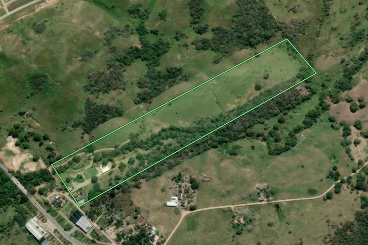 Imagem de satélite do imóvel rural em Itaboraí (RJ), com o contorno declarado no CAR desenhado por cima.
