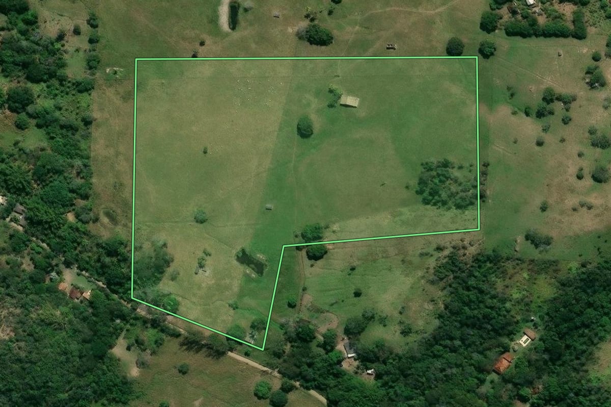 Imagem de satélite do imóvel rural em Itaboraí (RJ), com o contorno declarado no CAR desenhado por cima.