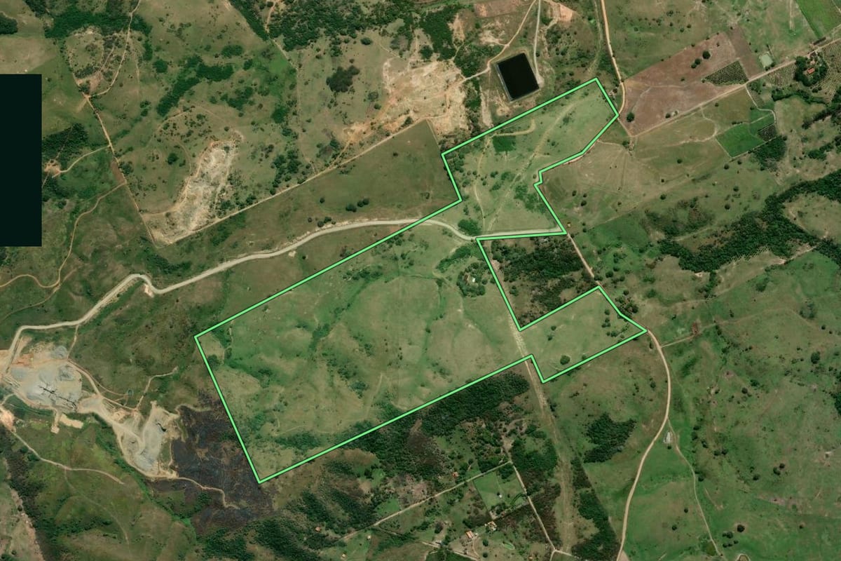 Imagem de satélite do imóvel rural em Itaboraí (RJ), com o contorno declarado no CAR desenhado por cima.