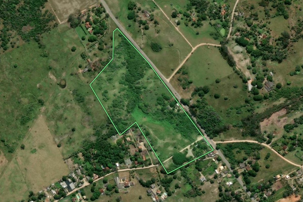Imagem de satélite do imóvel rural em Itaboraí (RJ), com o contorno declarado no CAR desenhado por cima.