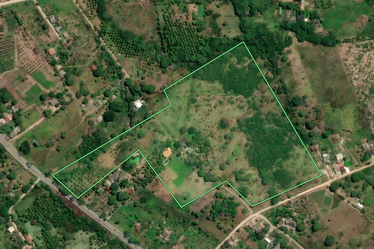 Imagem de satélite do imóvel rural em Itaboraí (RJ), com o contorno declarado no CAR desenhado por cima.