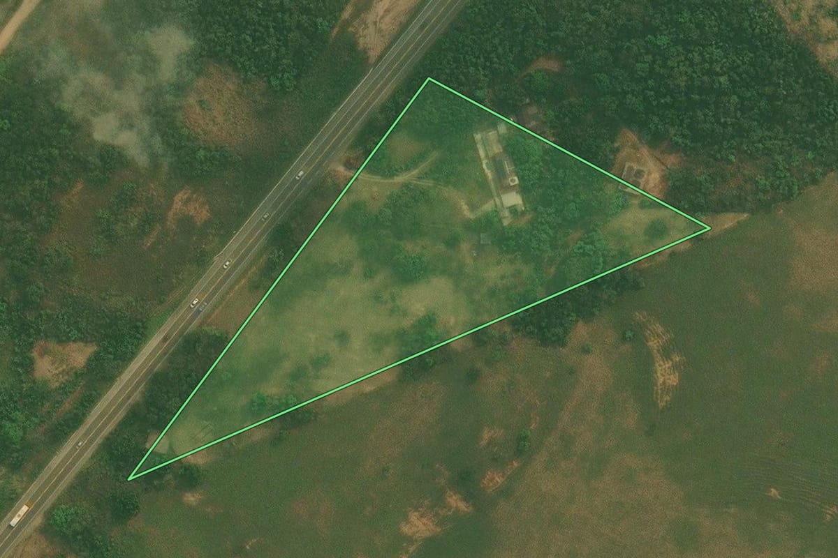 Imagem de satélite do imóvel rural em Itaboraí (RJ), com o contorno declarado no CAR desenhado por cima.