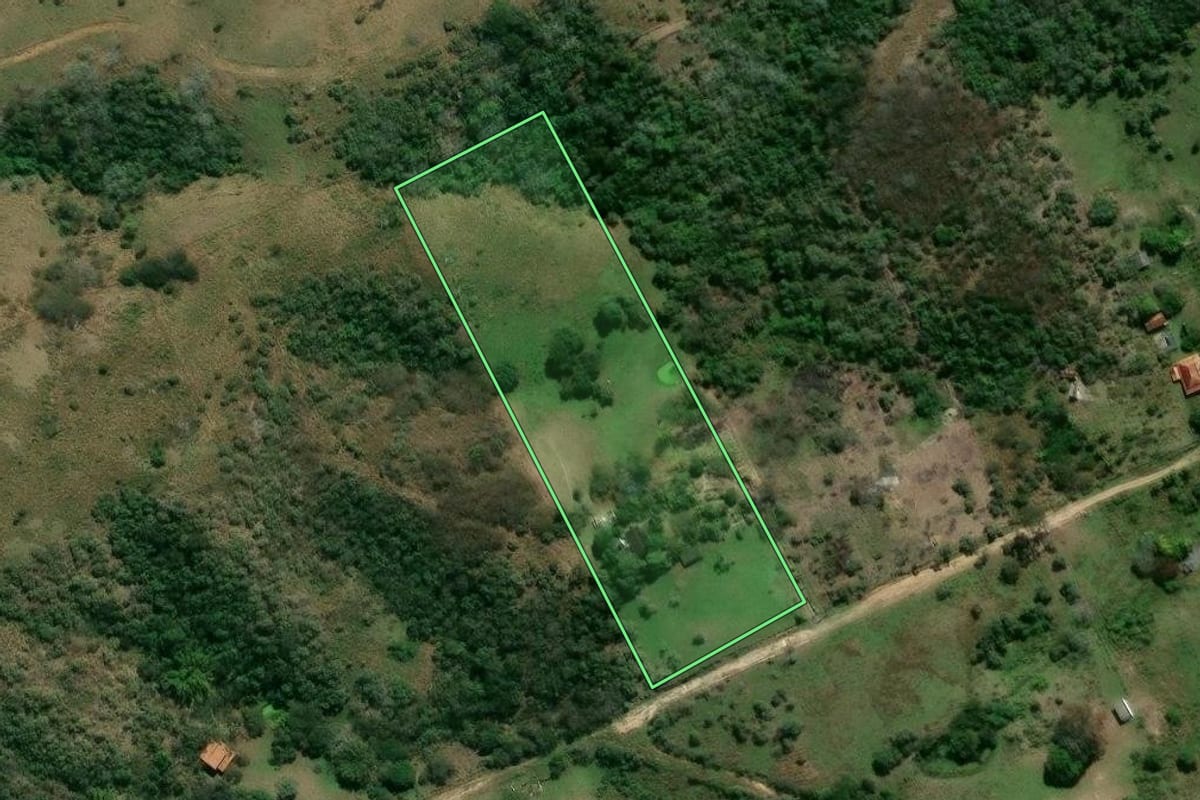 Imagem de satélite do imóvel rural em Itaboraí (RJ), com o contorno declarado no CAR desenhado por cima.