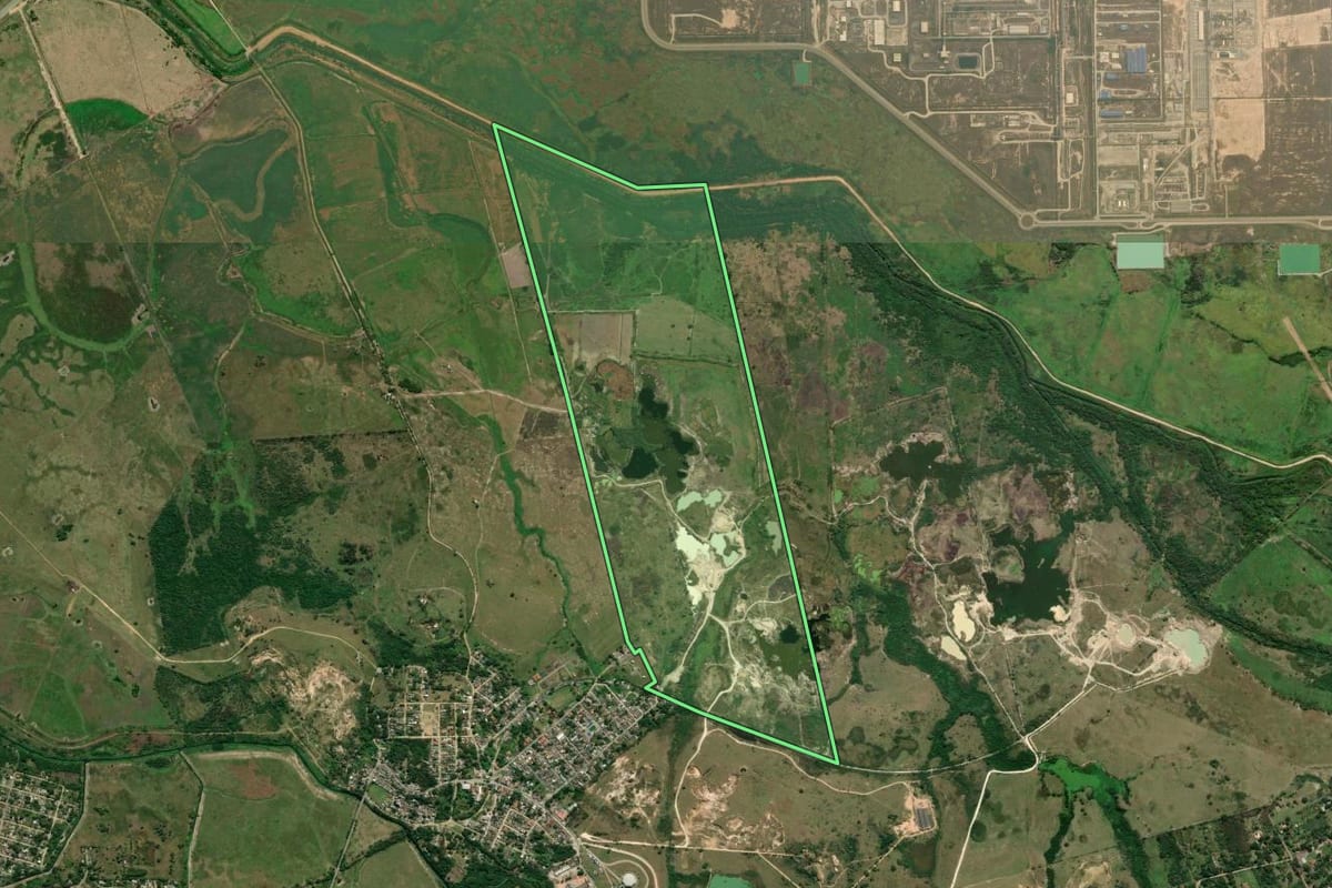 Imagem de satélite do imóvel rural em Itaboraí (RJ), com o contorno declarado no CAR desenhado por cima.