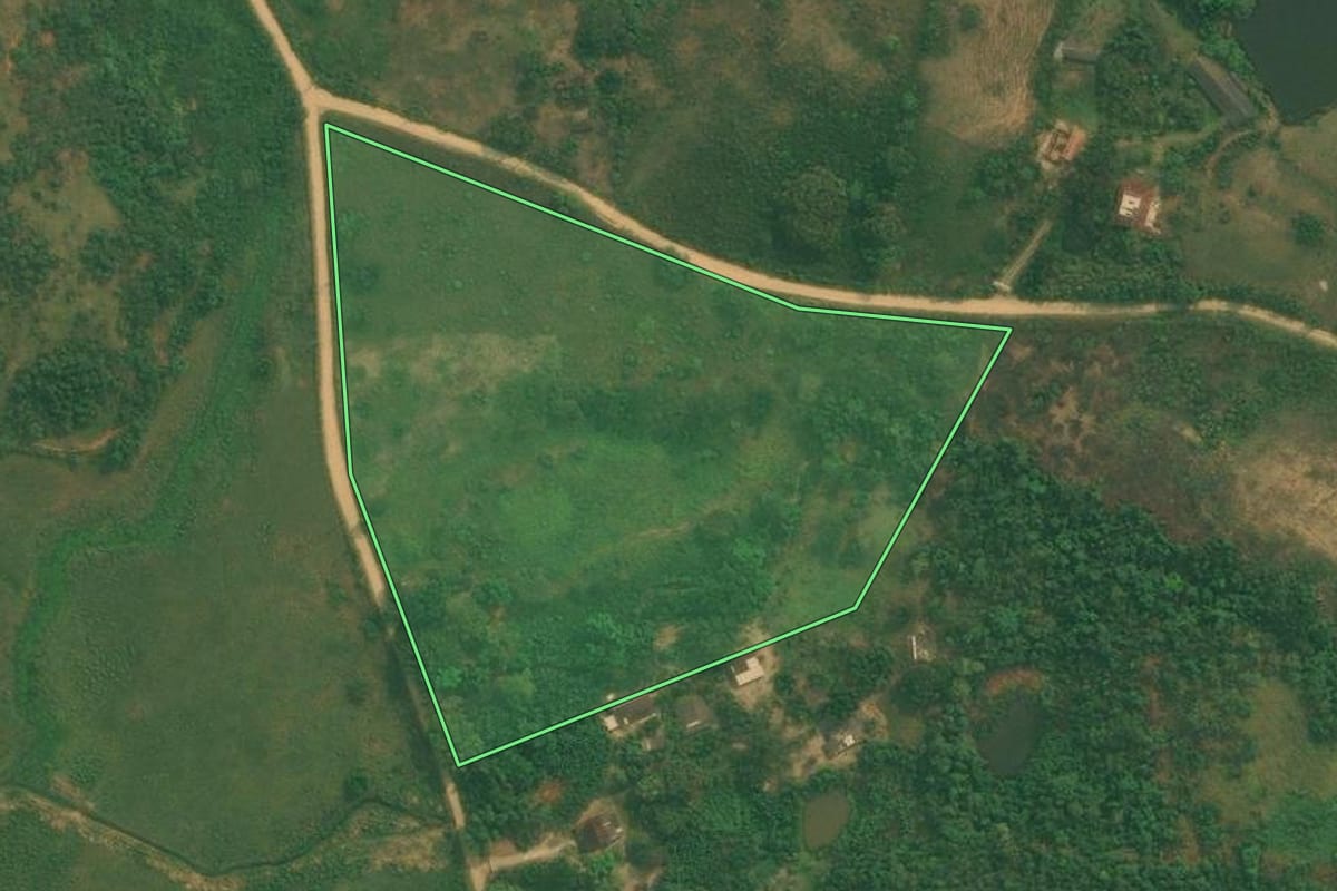 Imagem de satélite do imóvel rural em Itaboraí (RJ), com o contorno declarado no CAR desenhado por cima.