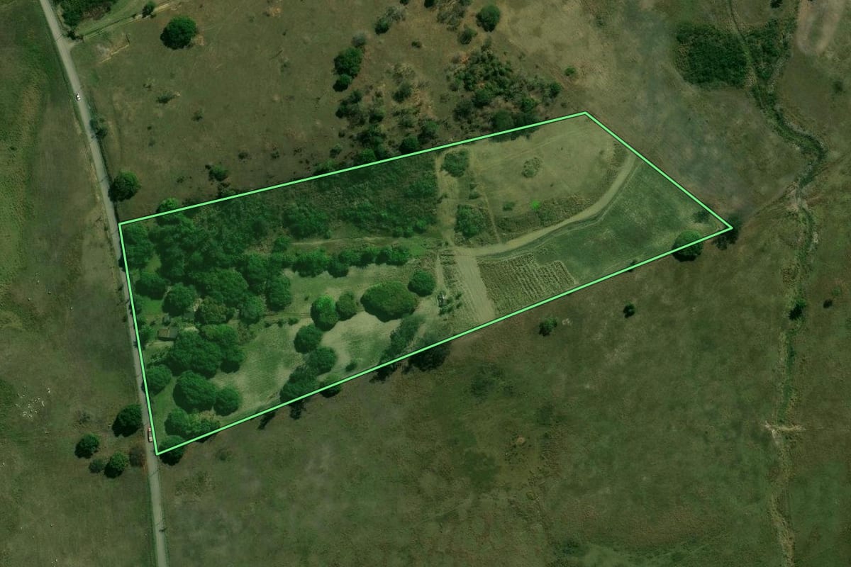 Imagem de satélite do imóvel rural em Itaguaí (RJ), com o contorno declarado no CAR desenhado por cima.