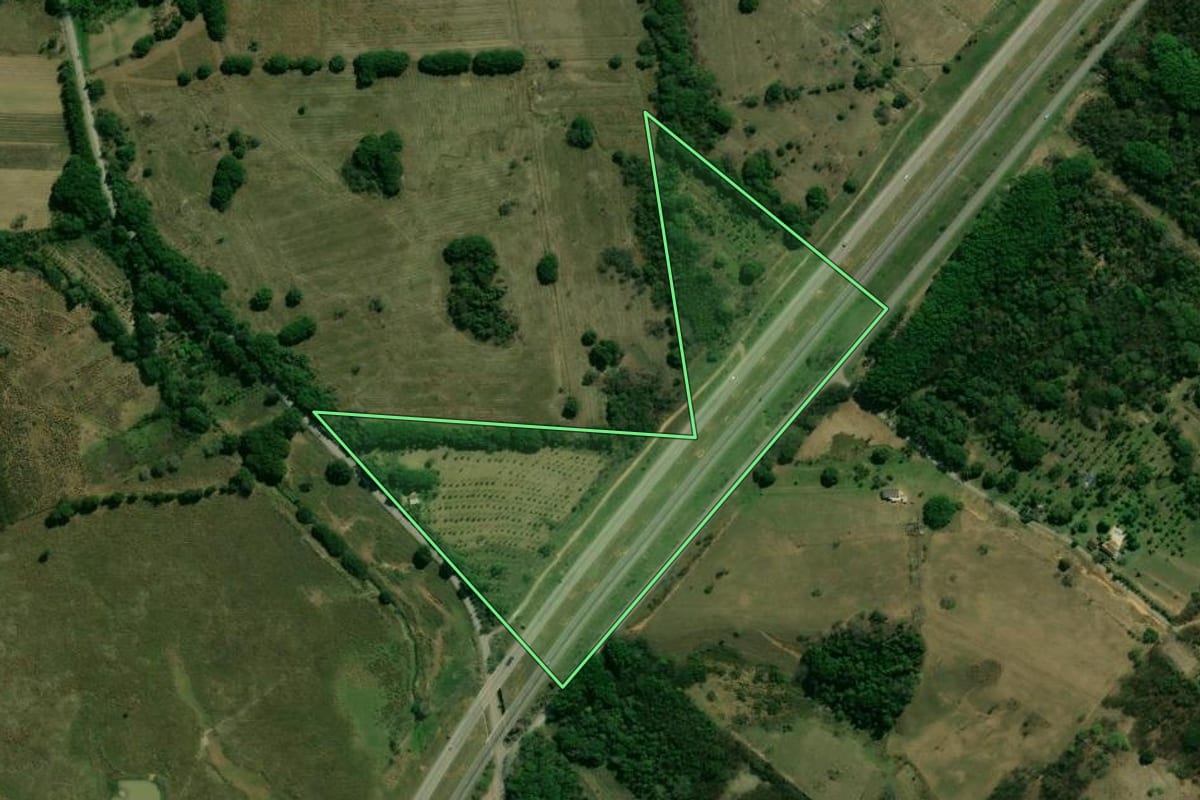 Imagem de satélite do imóvel rural em Itaguaí (RJ), com o contorno declarado no CAR desenhado por cima.