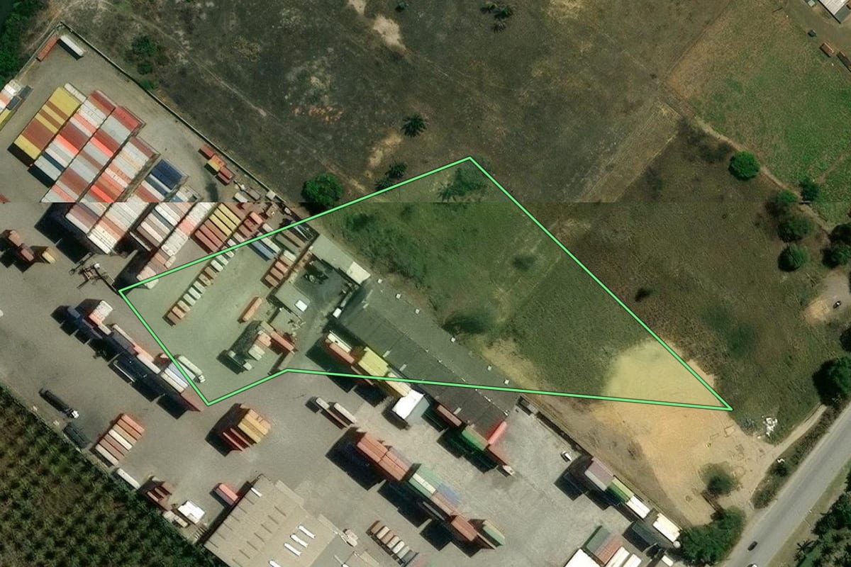 Imagem de satélite do imóvel rural em Itaguaí (RJ), com o contorno declarado no CAR desenhado por cima.