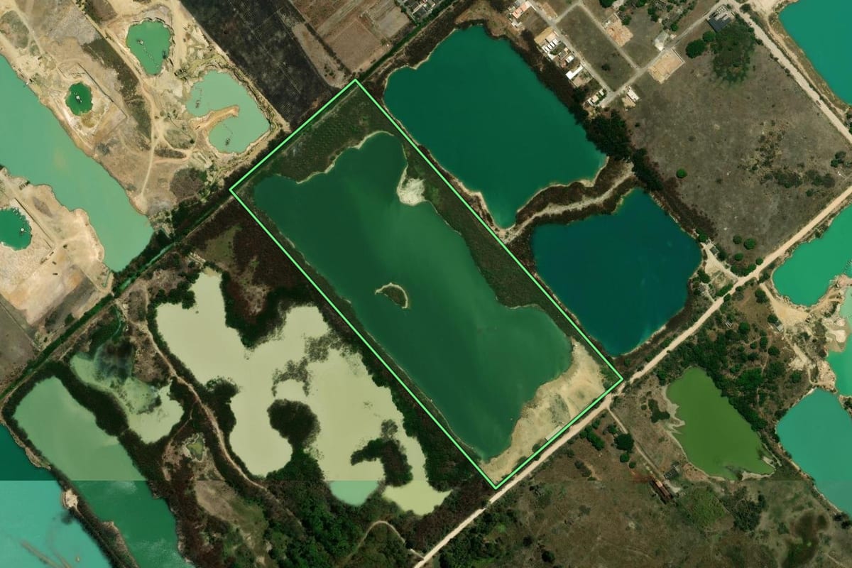 Imagem de satélite do imóvel rural em Itaguaí (RJ), com o contorno declarado no CAR desenhado por cima.