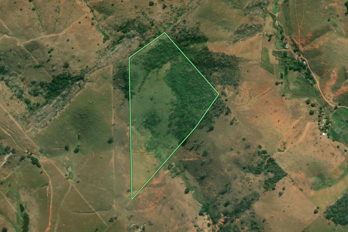 Imagem de satélite do imóvel rural em Italva (RJ), com o contorno declarado no CAR desenhado por cima.