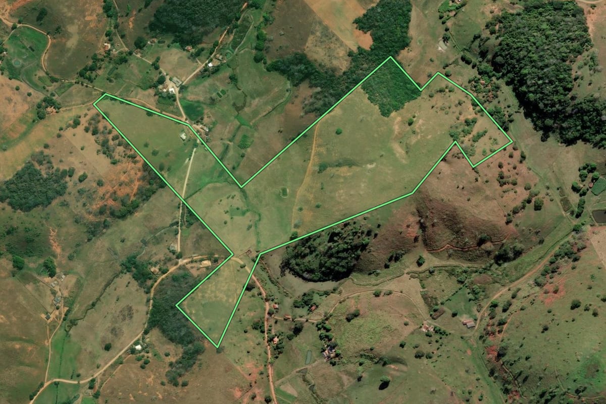 Imagem de satélite do imóvel rural em Italva (RJ), com o contorno declarado no CAR desenhado por cima.