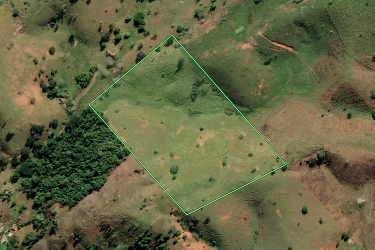 Imagem de satélite do imóvel rural em Italva (RJ), com o contorno declarado no CAR desenhado por cima.