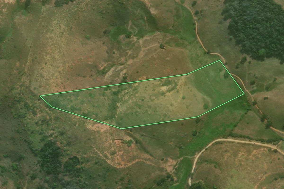 Imagem de satélite do imóvel rural em Italva (RJ), com o contorno declarado no CAR desenhado por cima.