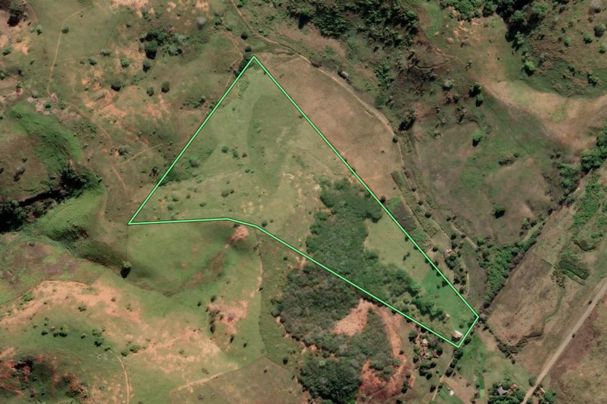 Imagem de satélite do imóvel rural em Italva (RJ), com o contorno declarado no CAR desenhado por cima.
