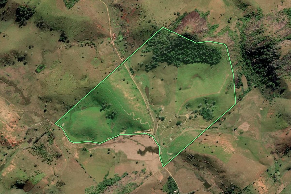 Imagem de satélite do imóvel rural em Italva (RJ), com o contorno declarado no CAR desenhado por cima.