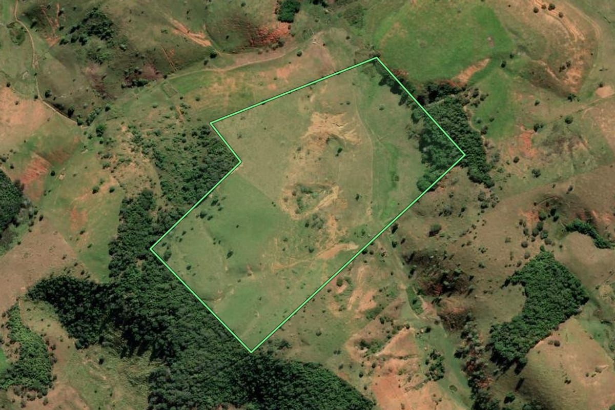 Imagem de satélite do imóvel rural em Italva (RJ), com o contorno declarado no CAR desenhado por cima.