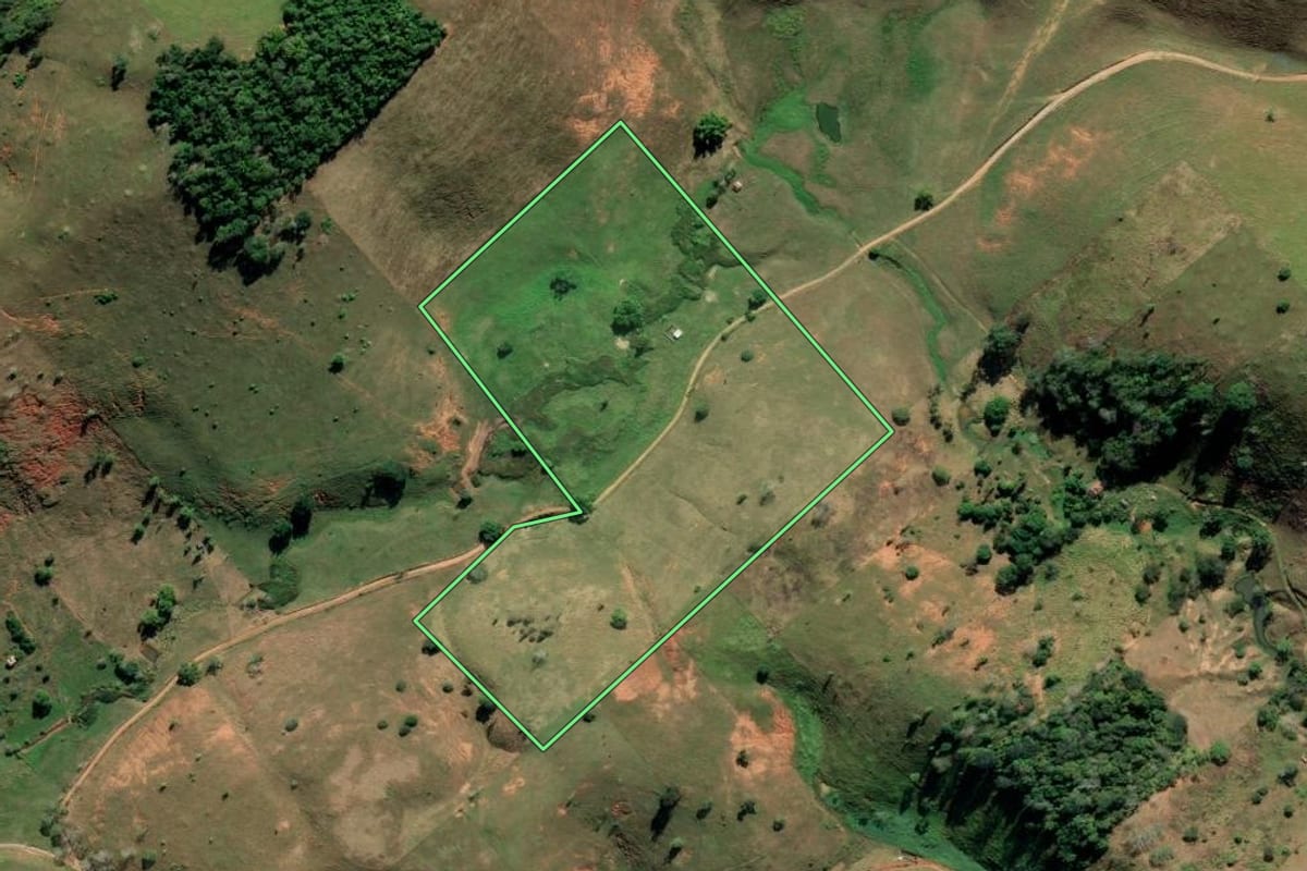 Imagem de satélite do imóvel rural em Italva (RJ), com o contorno declarado no CAR desenhado por cima.