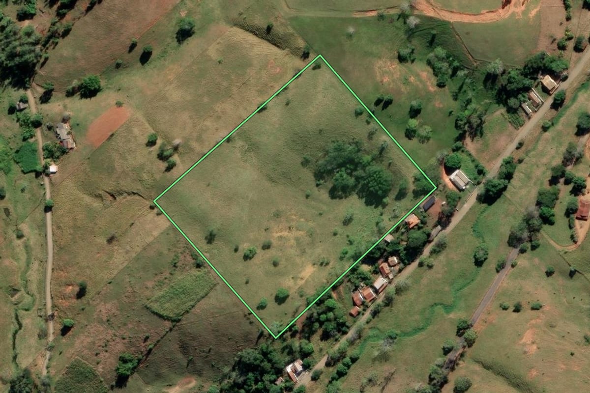 Imagem de satélite do imóvel rural em Italva (RJ), com o contorno declarado no CAR desenhado por cima.