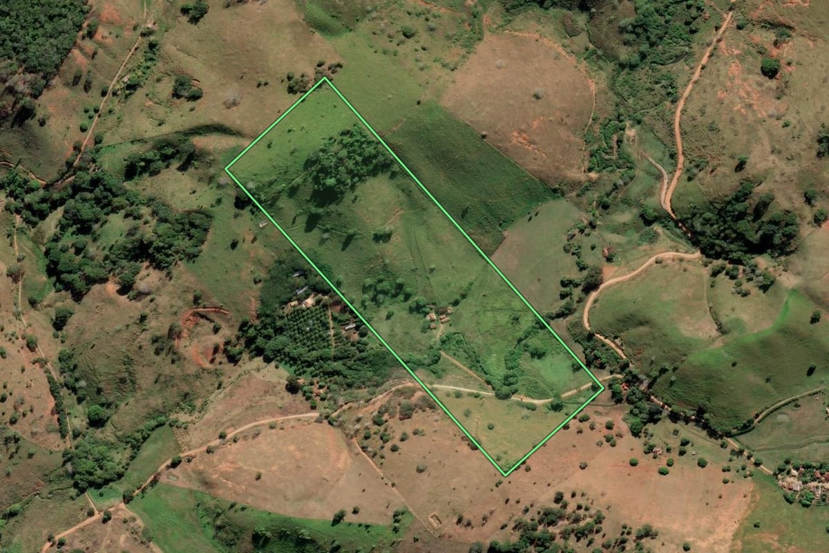 Imagem de satélite do imóvel rural em Italva (RJ), com o contorno declarado no CAR desenhado por cima.