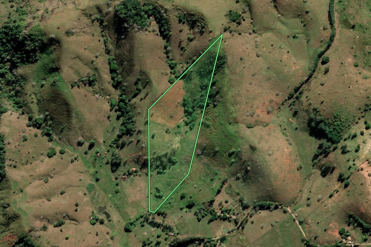 Imagem de satélite do imóvel rural em Italva (RJ), com o contorno declarado no CAR desenhado por cima.