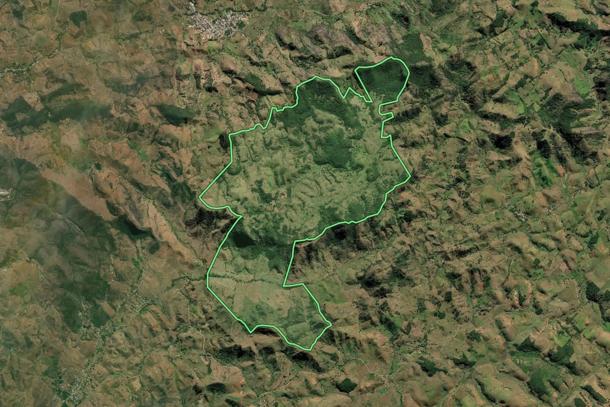 Imagem de satélite do imóvel rural em Italva (RJ), com o contorno declarado no CAR desenhado por cima.